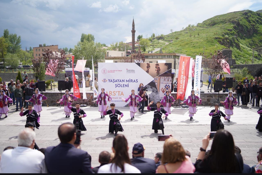 KARS YAŞAYAN MİRAS ŞÖLENİ TÜM COŞKUSUYLA BAŞLADI